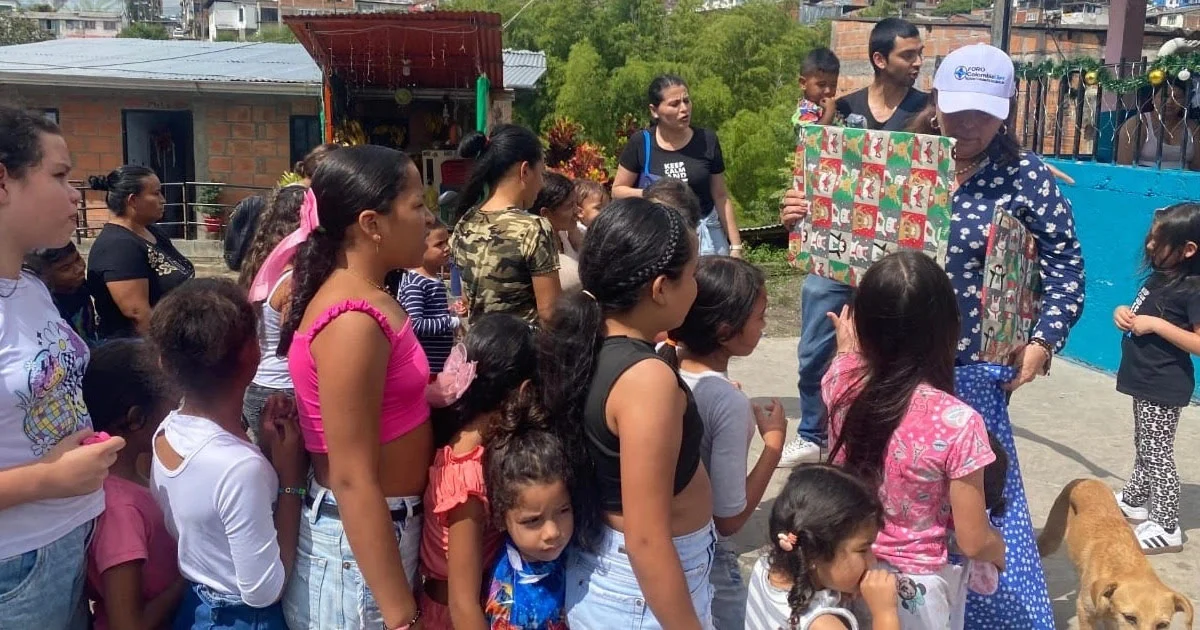 La felicidad de la Navidad con Foro, la sonrisa de los niños fue un regalo extraordinario para nosotros en 2024. 1 Navidad Con Foro, fue el bálsamo para todos los que participamos en la iniciativa, ver niños recibiendo regalos, felices, familias que esta vez tuvieron una sonrisa gracias al cariño y la bondad de nuestros colaboradores