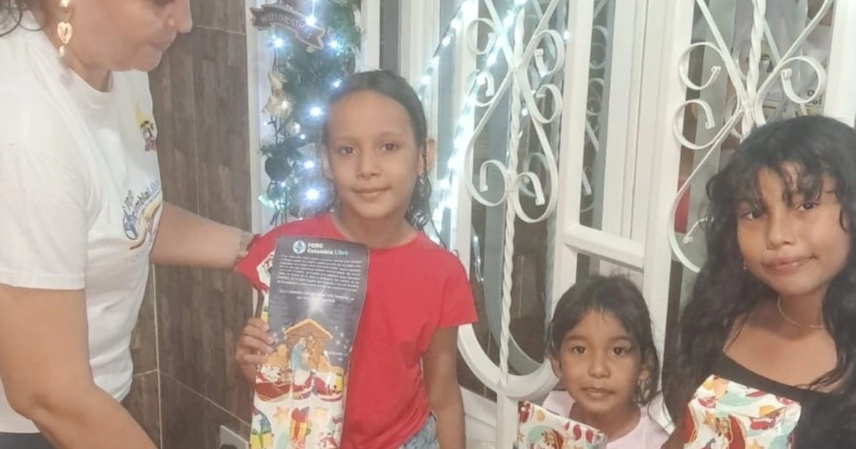 La felicidad de la Navidad con Foro, la sonrisa de los niños fue un regalo extraordinario para nosotros en 2024. 2 Niños recibiendo obsequios en la Navidad Con Foro