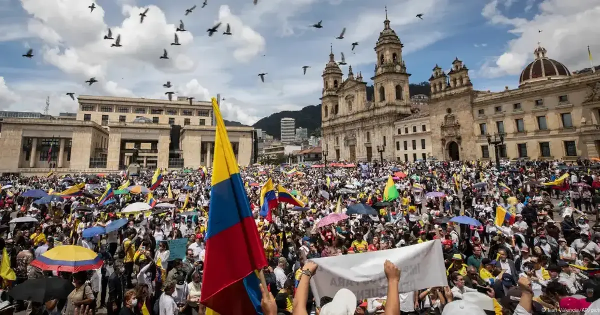 Protestas en Colombia: La Perdida de la Confianza y el Deterioro de la Seguridad Marcaron este Gobierno. (2022–2025) 1 Protestas en Colombia, la imagen refleja a miles de personas enlaces alza de nariño protestandono en contra del nefasto gobierno de Petro