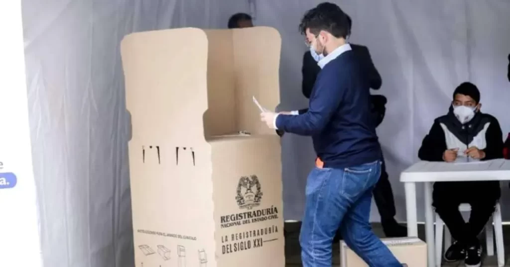 las Reformas Políticas de Petro alcanzan una desconfianza superior al 60% entre los colombianos 2 La reforma propone modificaciones sustanciales en la forma en que se eligen los representantes, la financiación de campañas y el control de los partidos políticos.