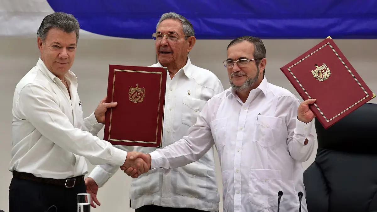 ¡Alarmante! Un Paralelo de la Evolución del Terrorismo en Colombia (2010-2025) 2 Foto de Juan Manuel Santos con Timochenco, cabecilla de la FARC, acuerdo de paz en la Habana año 2016