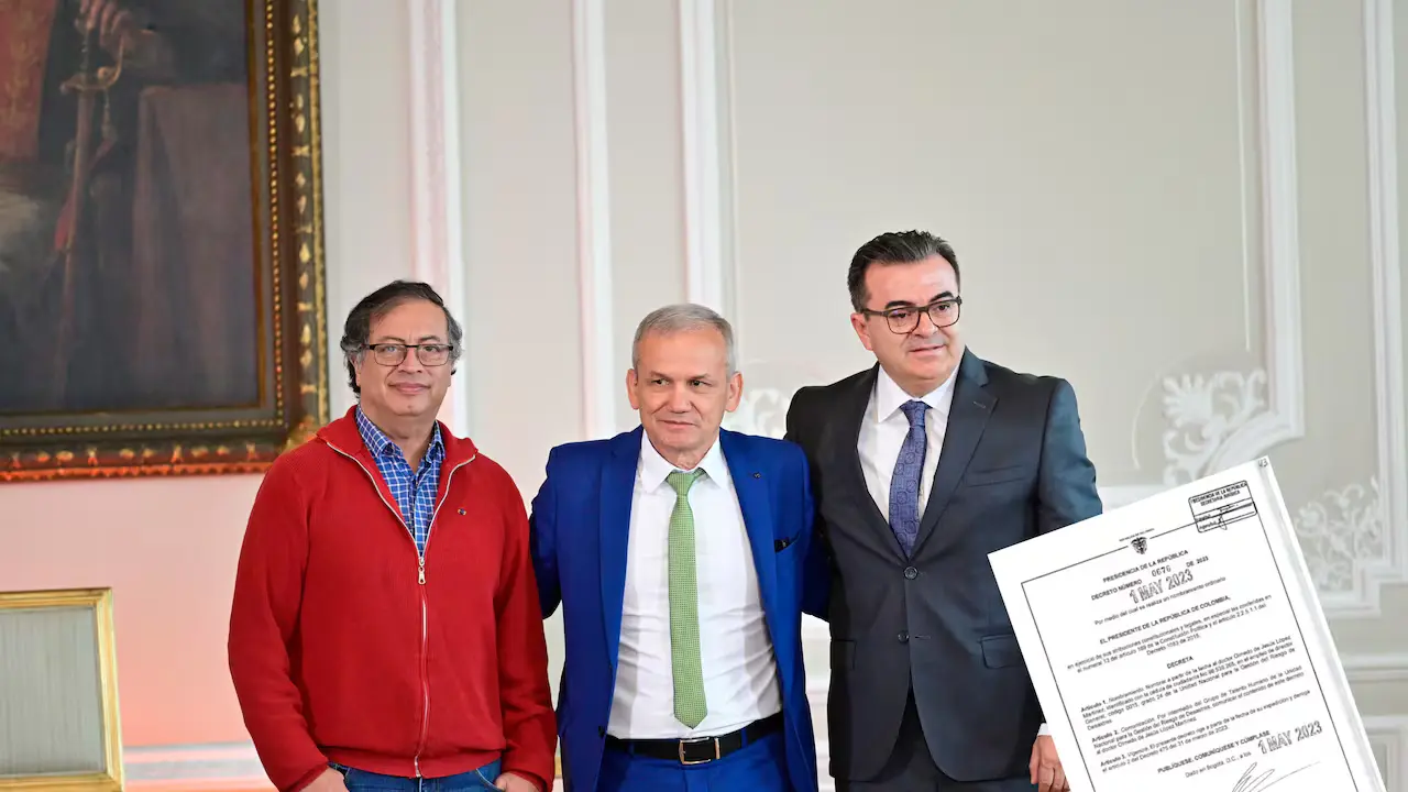 ¡Escándalo! Cuando la corrupción se abraza: Petro gobierna, Camargo encubre 2 Corrupción, imagen de Petro con sus dos alfiles sindicados por corrupción, Gonzales del partido verde, ex M19 y Olmedo de la Ungrd, escándalos corrupción.