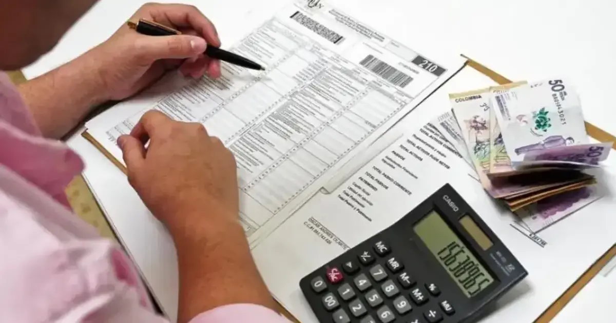 La Reforma Tributaria, El chupasangre fiscal de Petro 2 cuentas sobre la declaración de renta, calculadora y lápiz
