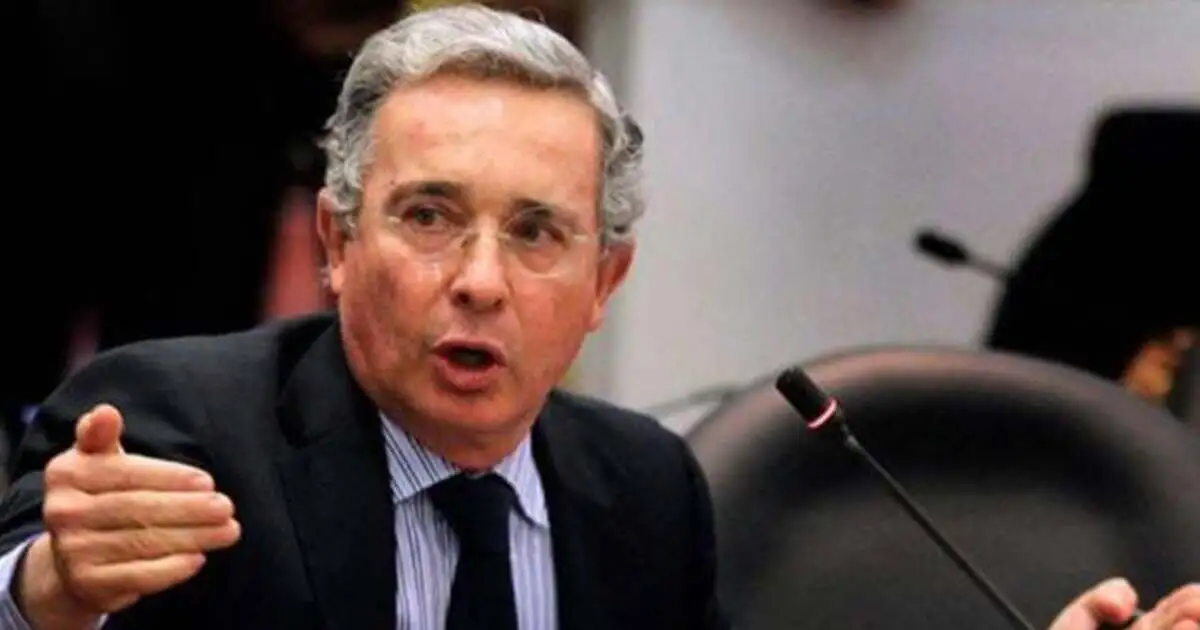 ¡Impactante! La paradoja de Álvaro: bueno para que lo elijan, malo para elegir 2 Álvaro Uribe Vélez hablando en el Senado de la República durante su etapa como senador después de la presidencia.