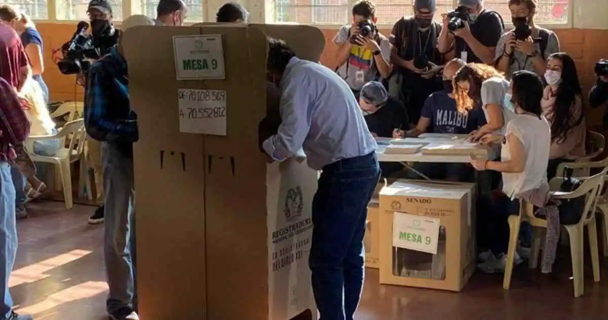 ¡Impactante! Progresismo Regresivo — Rafael Rodríguez-Jaraba 5 Ciudadano votando en urna electoral en Colombia, símbolo de democracia frente al progresismo regresivo en 2025.