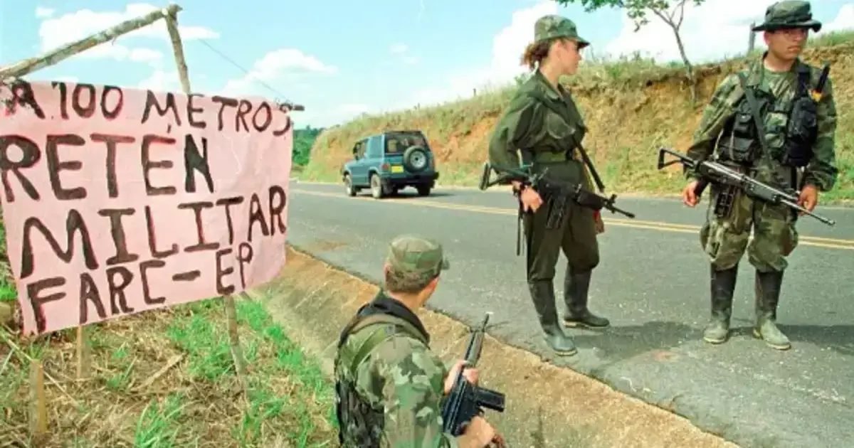 ¡Escándalo! La JEP violentó el Estatuto de Roma y burló a la nación 2 Guerrilleros de las FARC en un retén ilegal en carretera de Colombia, con cartel improvisado anunciando control armado.