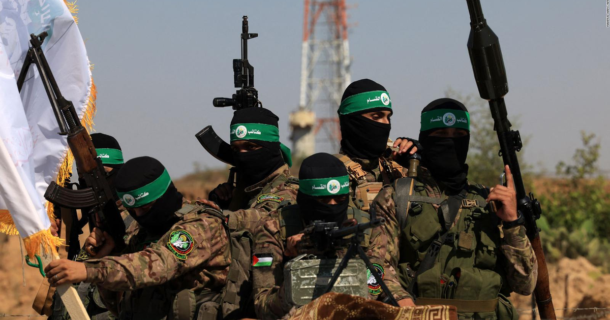 ¡Asombroso! Israel, dique de contención del fundamentalismo religioso 2 Combatientes de Hamás armados con fusiles y banderas verdes, símbolo del terrorismo islámico que enfrenta Israel en Medio Oriente.