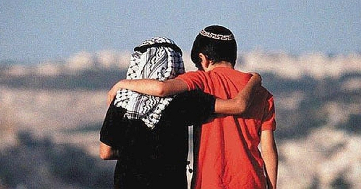 ¡Asombroso! Israel, dique de contención del fundamentalismo religioso 3 Niño palestino y niño judío caminando abrazados, símbolo de paz, laicismo y educación en Israel frente al fundamentalismo religioso.