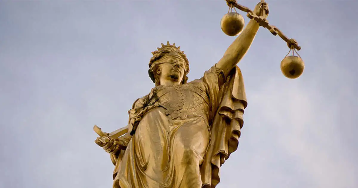 El estigma de la toga: entre el delirio mamerto y la traición de los tibios 3 Escultura de la diosa de la justicia con balanza y espada, símbolo del derecho y el Estatuto de Roma.