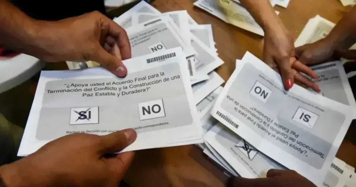 ¡Escandaloso! Santos y las mentiras del Nobel más caro de la historia 2 Papeletas del plebiscito de 2016 en Colombia, con votos marcados por el NO al acuerdo de paz con las FARC.