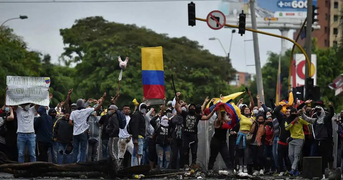 ¡Impactante! Progresismo Regresivo — Rafael Rodríguez-Jaraba 2 Progresismo regresivo en Colombia 2025: protestas sociales con banderas y manifestantes en las calles contra el gobierno.