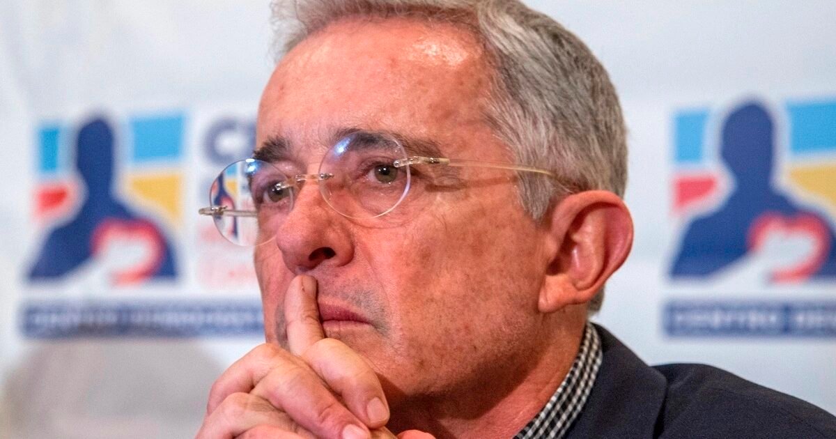 El Derecho Penal del Enemigo y la persecución a Álvaro Uribe 4 Imagen de Álvaro uribe vélez pensativo