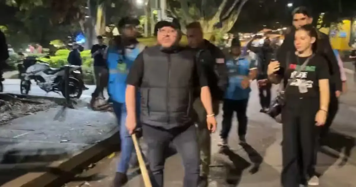 La Tragedia de la Derecha Colombiana: la obsesión con ser Políticamente Correctos 2 Concejal de Medellín sostiene un bate mientras enfrenta disturbios urbanos, simbolizando la defensa del orden frente al vandalismo y la pasividad institucional.