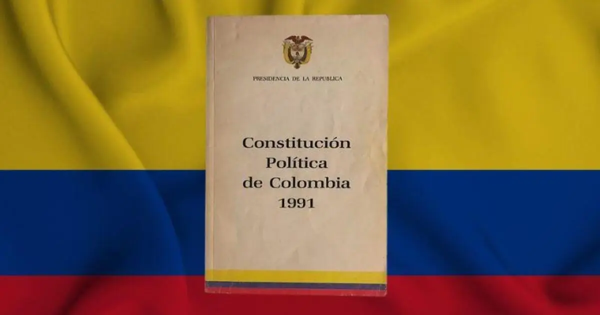 Expropiación Exprés: El Sueño Bolivariano de Petro para Empobrecer el Campo 3 Ejemplar de la Constitución Política de Colombia de 1991 sobre la bandera nacional, símbolo del Estado de Derecho y la defensa de la propiedad privada frente a la expropiación exprés.