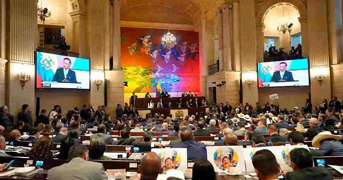 ¡HISTÓRICO! Constituyente de Petro que Nace Muerta 2 El gobierno de Gustavo Petro enfrenta un Congreso dividido y sin mayorías, reflejando la pérdida de apoyo político para su propuesta de constituyente.