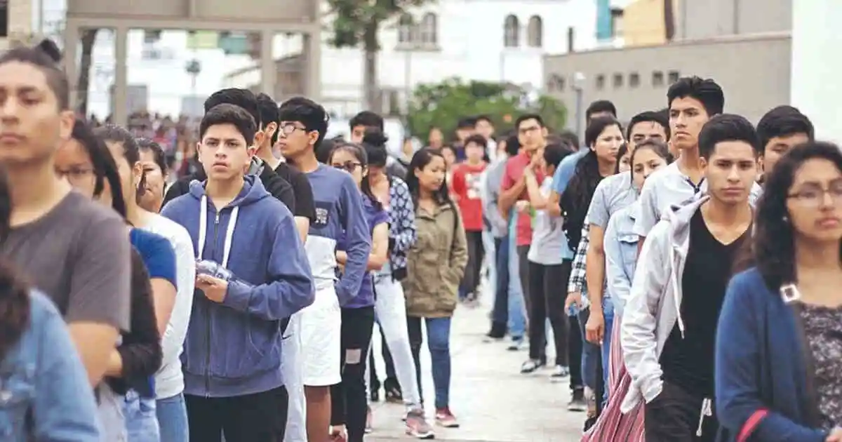 Los Jóvenes Tienen La Palabra | Elecciones De Juventud 2 Jóvenes colombianos haciendo fila para votar en las elecciones de juventud, símbolo de participación democrática y compromiso ciudadano con el futuro del país.