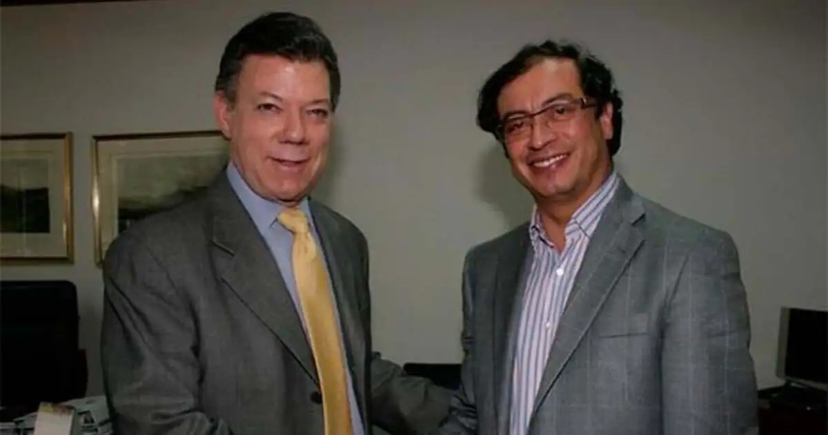 El Petrosantismo | De Aquellos Polvos, Estos Lodos 2 Juan Manuel Santos y Gustavo Petro estrechan la mano en un encuentro político, símbolo del llamado petrosantismo en Colombia.