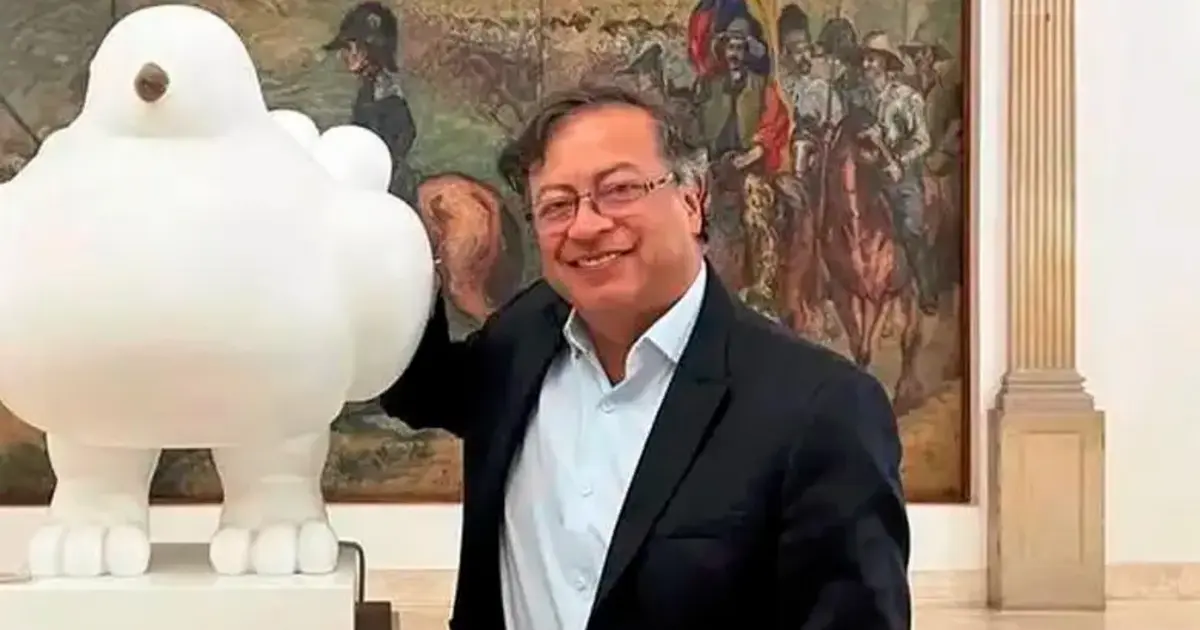 ¡Impactante! El Nobel que nunca fue: Petro y su fracaso moral 3 Gustavo Petro posando junto a la escultura de la paloma de Botero en la Casa de Nariño, símbolo de su fallida búsqueda de un Nobel de Paz.