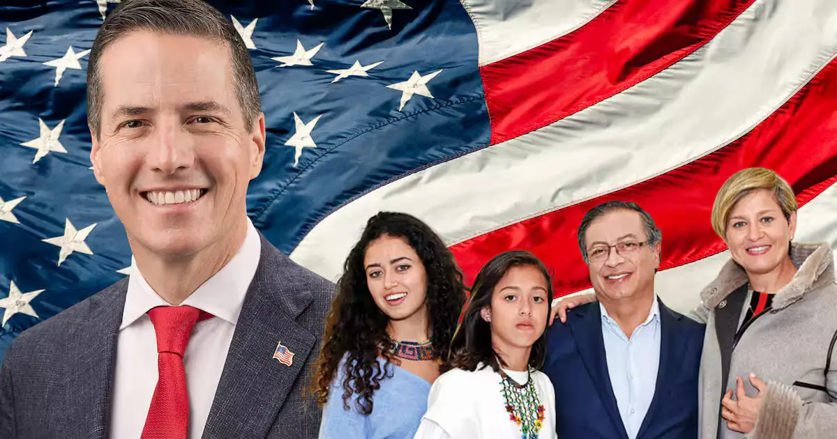 Lepra política a Petro: el virus que le provoca la Lista Clinton 3 Retrato del presidente colombiano junto a su familia frente a la bandera de Estados Unidos, simbolizando las tensiones diplomáticas y la lepra política a Petro en el contexto de la Lista Clinton.