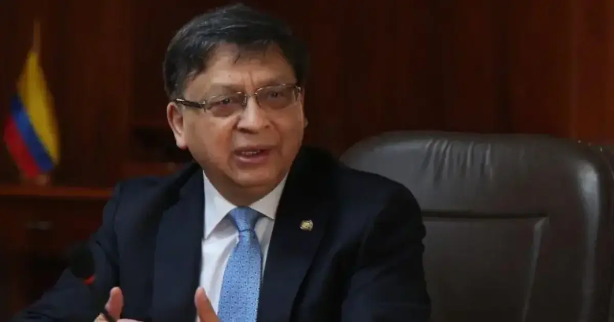 40 AÑOS DESPUÉS DEL HORROR 2 Magistrado Jorge Enrique Ibañez sentado en su despacho, hablando durante una sesión judicial, símbolo del debate jurídico sobre la impunidad del M19.