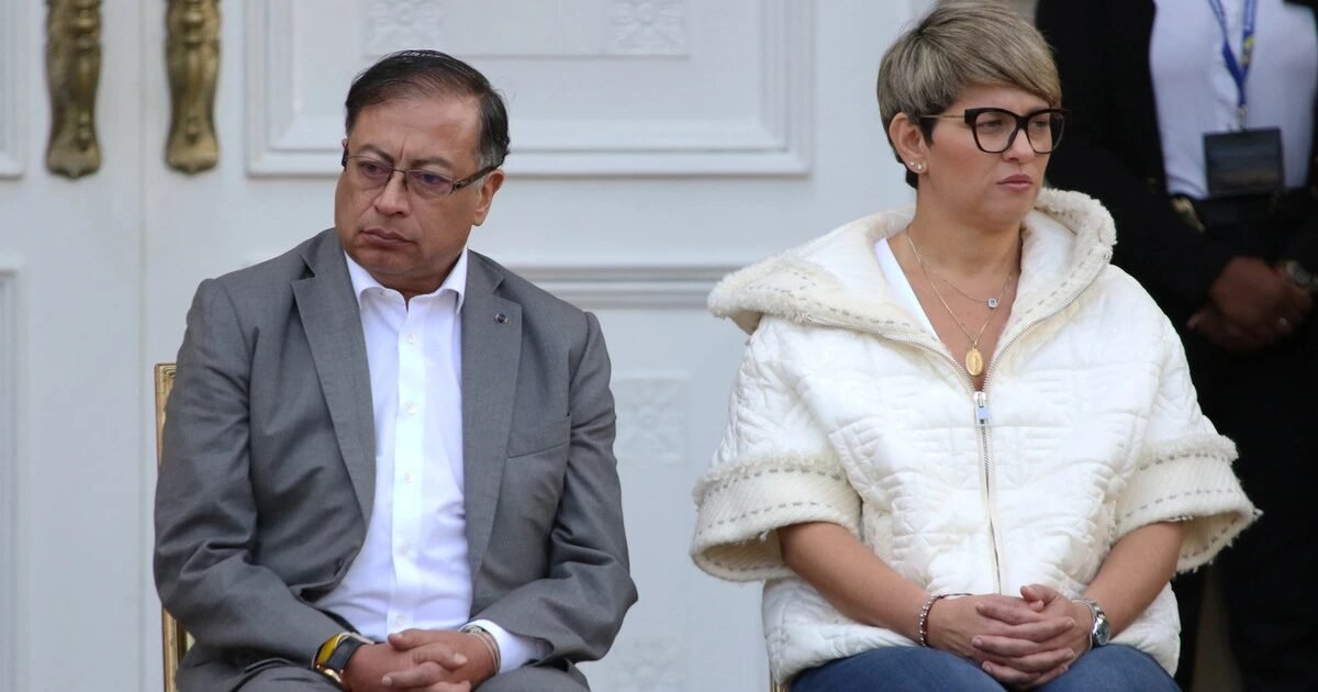 Los aviones Gripen vuelan en medio de sobornos para que los compren. Verónica muy interesada 2 Gustavo Petro y Verónica Alcocer sentados durante un evento oficial, con expresiones serias, utilizados como referencia visual en un análisis sobre sobornos y la compra de aviones Gripen.