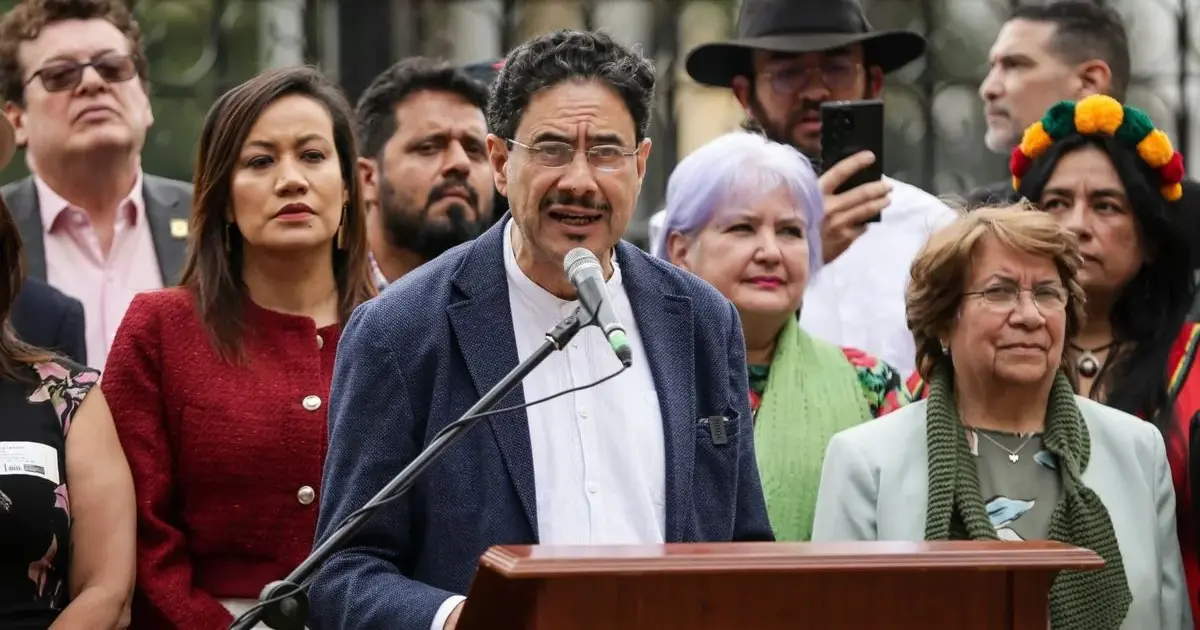 La Derecha con el Enemigo por dentro: No aprende 3 Dirigentes políticos colombianos durante una intervención pública, simbolizando el contraste entre la izquierda organizada y la derecha fragmentada en el panorama político nacional.