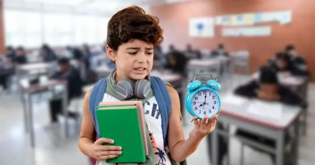 Reformar la educación, imperativo categórico del próximo Gobierno 3 Niño colombiano con libros y reloj en la mano dentro de un aula, simbolizando los desafíos del sistema educativo y la necesidad de reformar la educación.