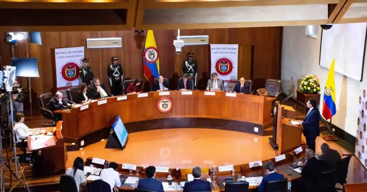 La puñalada sangrienta del salario mínimo de Petro a los colombianos 2 Sesión de la Corte Constitucional de Colombia durante deliberación sobre decisiones de alto impacto económico y social.