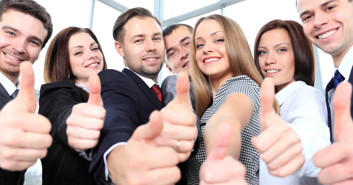 Cepeda usará para 2026 el salario mínimo populista que Petro y los sindicatos aprobarán como trampolín 3 Empleados y trabajadores colombianos afectados por el aumento del salario mínimo populista