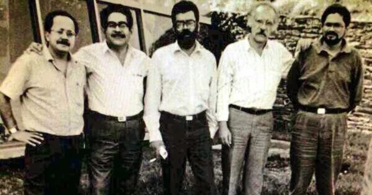 Navidad entre Decretos de Pánico, Sangre Uniformada y la Siesta de la Corte 2 Imagen de Manuel cepeda padre de ivan cepeda junto a cabecillas de la farc