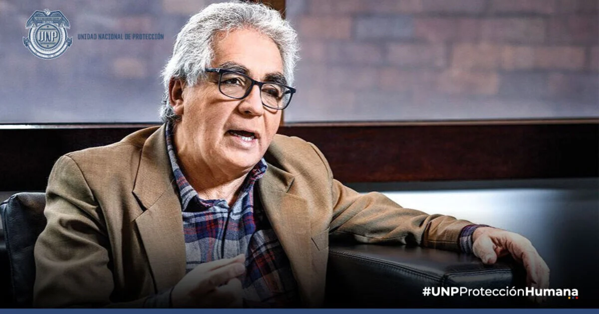 UNP y el riesgo de una seguridad que responde a Petro 2 Director de la UNP en entrevista institucional, con el logo de la entidad al fondo, en contexto de debate sobre la seguridad que responde al presidente en Colombia.