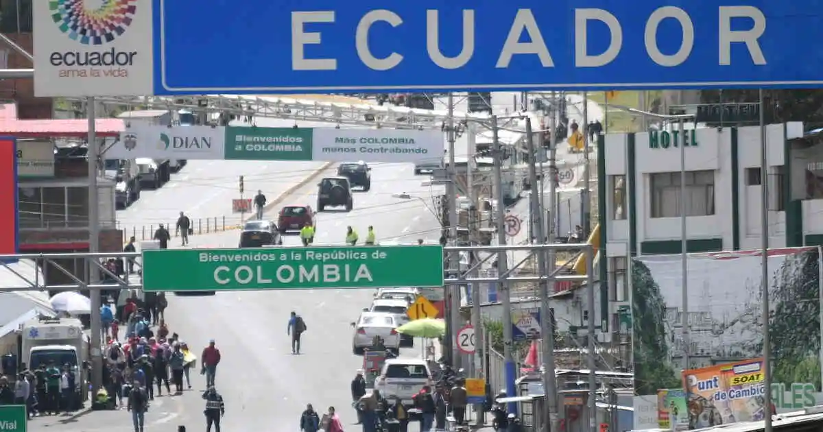 El “Eje del Mal” caribeño con Petro en la cabeza de Trump 2 Paso fronterizo entre Colombia y Ecuador con flujo de personas y vehículos, reflejando tensión regional y control fronterizo