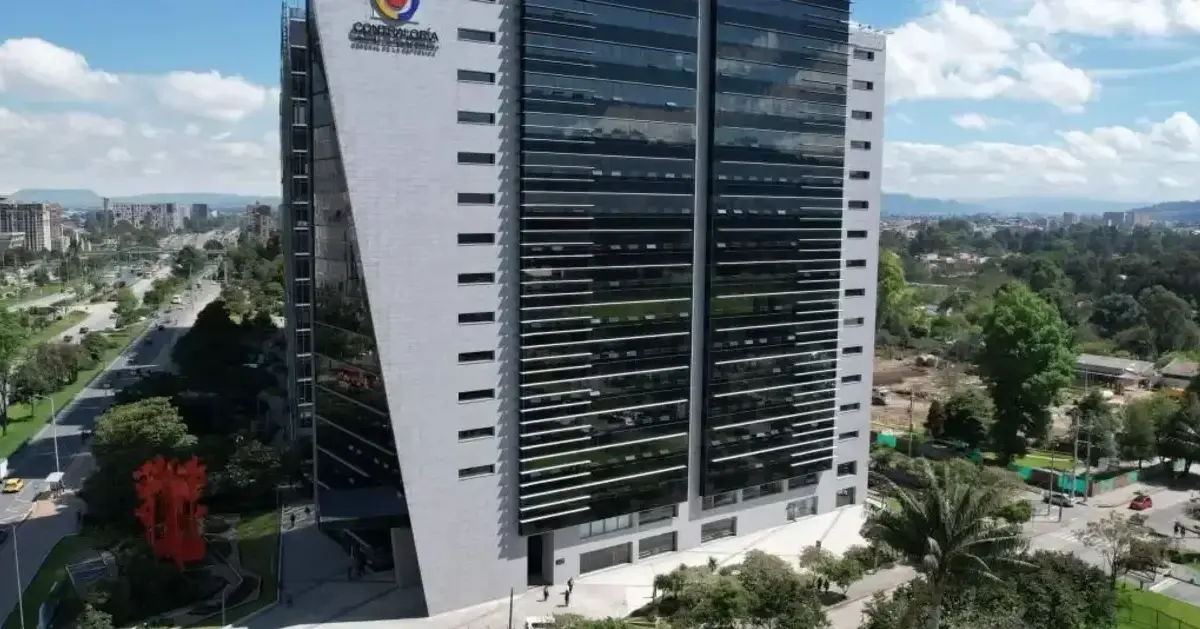 El estigma de la toga: entre el delirio mamerto y la traición de los tibios 2 Edificio de la Contraloría General de la República en Bogotá, símbolo del control fiscal y del poder institucional del Estado colombiano.