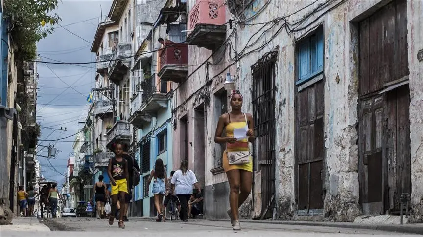 Hacia Cuba soplan vientos de libertad 2 Calle deteriorada de Cuba con edificios en ruinas y ciudadanos caminando, reflejo del desgaste social mientras soplan vientos de libertad tras décadas de comunismo