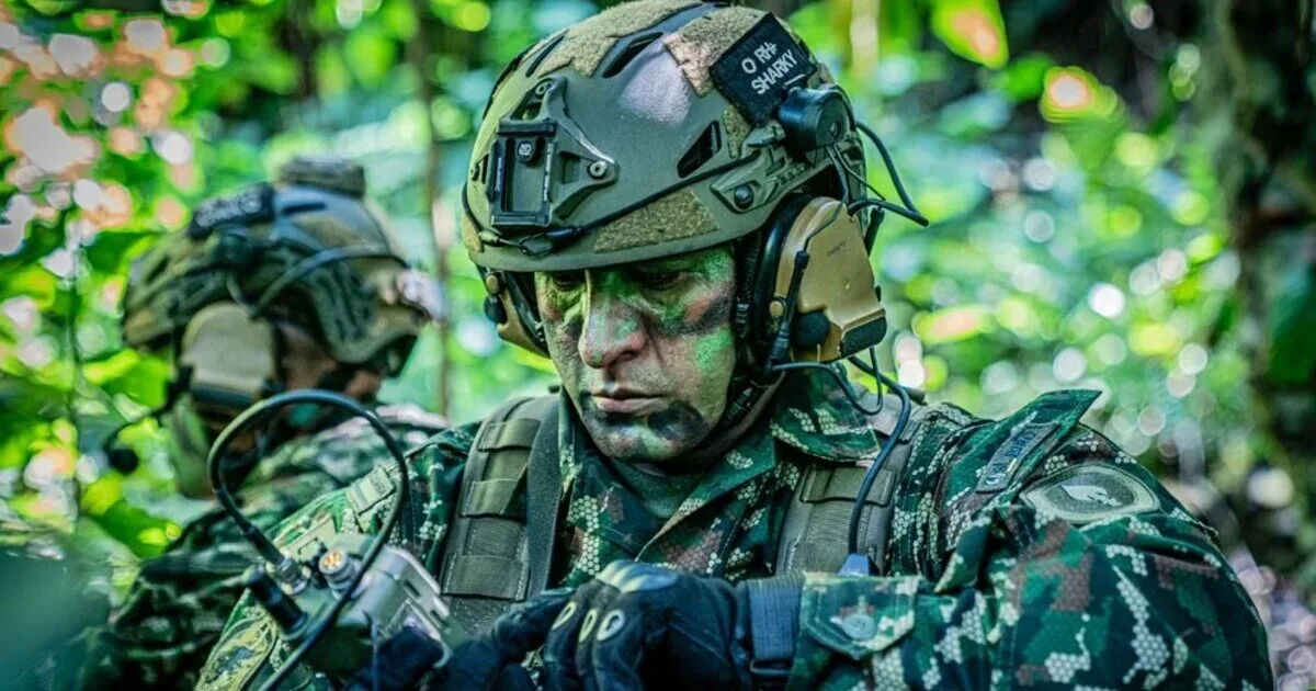 De la mística a la disciplina militar 2 Soldado de fuerzas especiales colombianas reflejando disciplina militar y mística operativa en entorno selvático