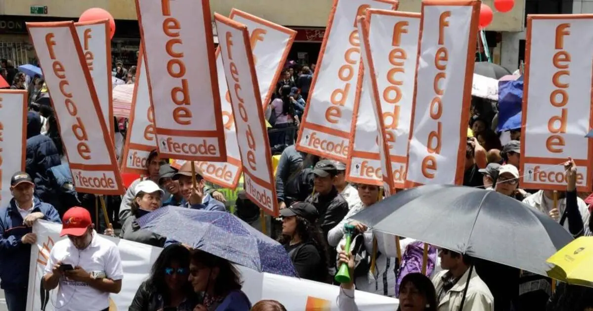 La seguridad en Colombia se perdió en el aula 1 Docentes de Fecode en protesta suspenden clases, dejando a los estudiantes fuera de las aulas y afectando la calidad educativa.