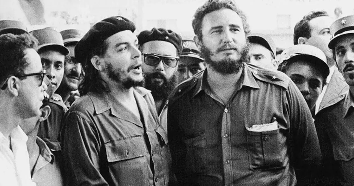 Se desvanece la Tercera Ola Comunista 2 Imagen histórica de Fidel Castro y el Che Guevara en un acto revolucionario, símbolo del comunismo en Cuba.