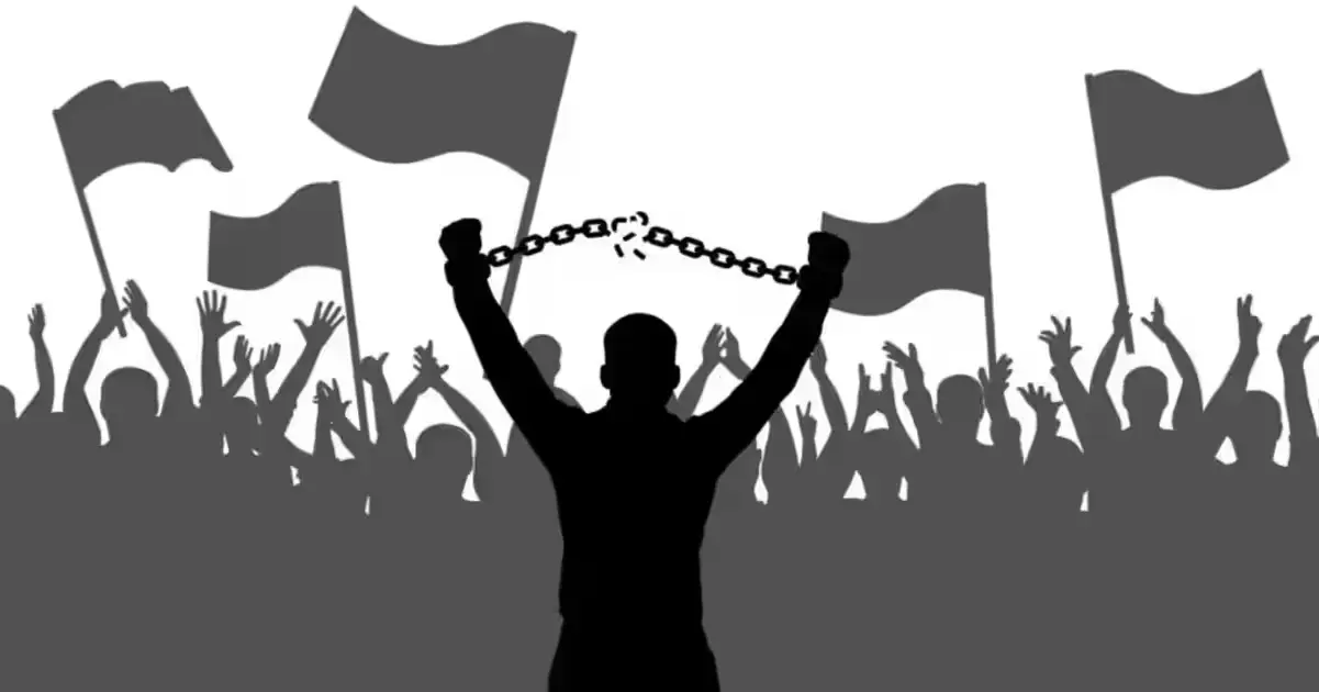 La hipocresía de defender la soberanía de una dictadura 2 Silueta de un ciudadano rompiendo cadenas frente a una multitud, símbolo de la paradoja de defender la soberanía bajo una dictadura.