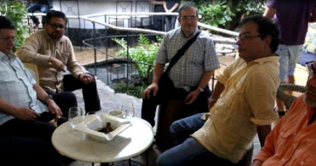 ¡Seguridad! La Bota Del Honor 2 Petro reunido con las farc, imagen que simboliza la indiferencia y la complicidad de la dirigencia frente al sacrificio de la Fuerza Pública.