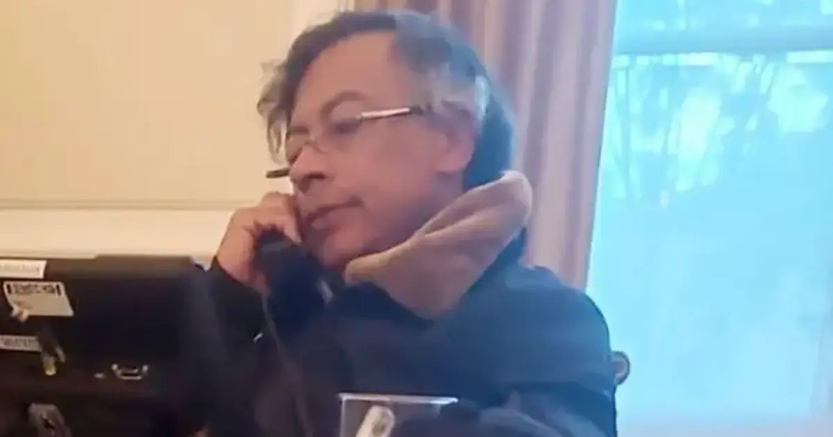 El Cachorrito Arrodillado 2 Petro el cachorrito arrodillado, llamando a Trump