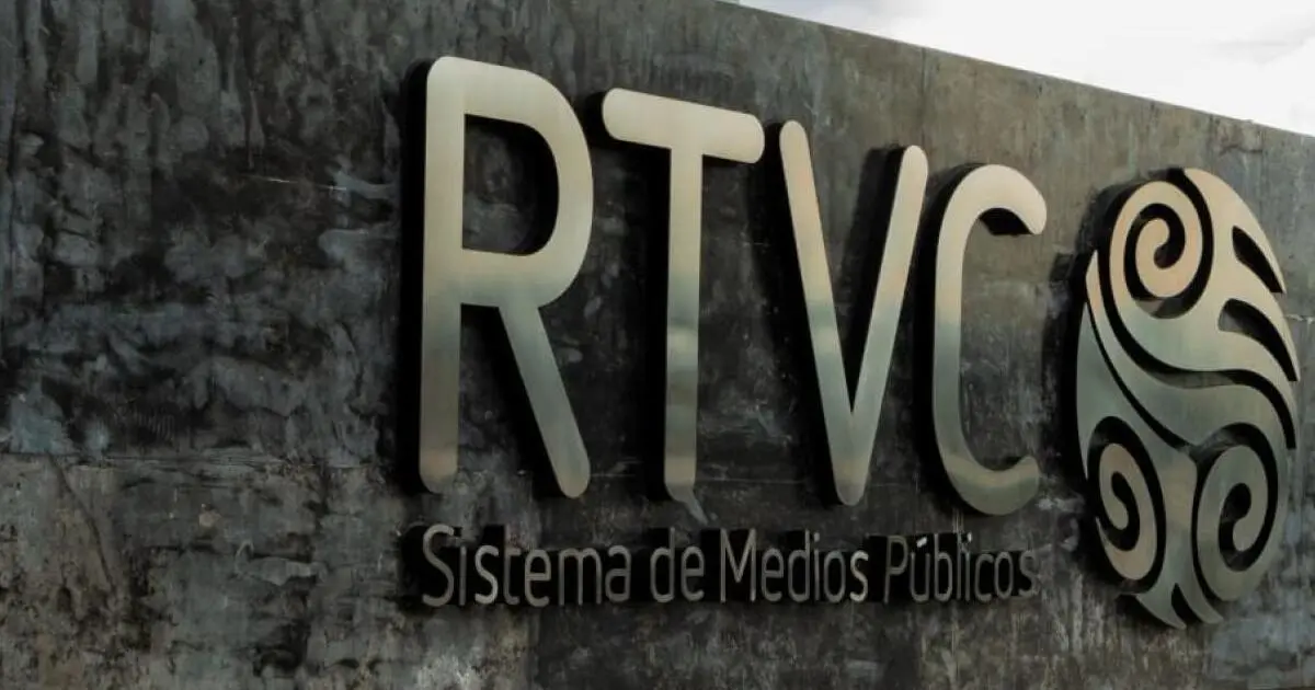 Cuando Hollman Morris pone la señal pública al servicio del Kremlin 2 Fachada del sistema de medios públicos RTVC en Colombia, con el logotipo institucional y la inscripción “Sistema de Medios Públicos” sobre un muro oscuro, imagen asociada al debate sobre control editorial y uso político de la señal pública.