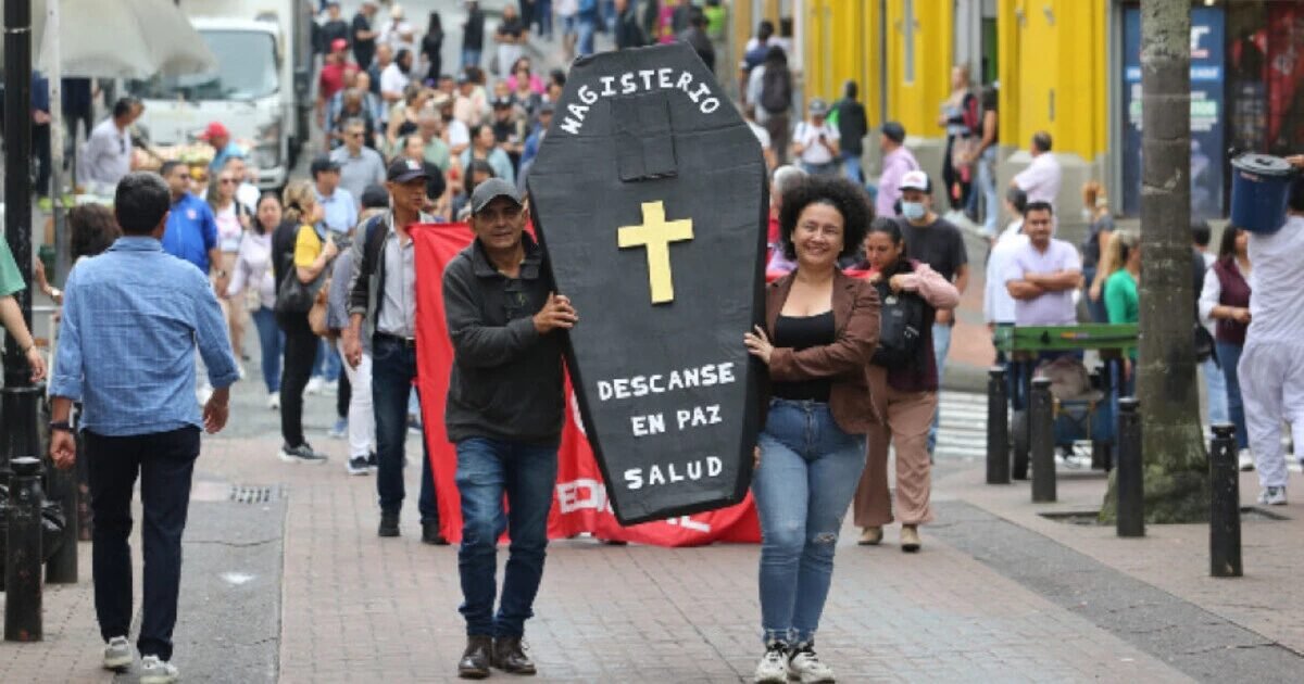El nuevo modelo genocida entrega la salud a los sepultureros. El shu shu shu asesino 2 Protesta ciudadana con ataúd simbólico que dice “Magisterio, descanse en paz salud” en referencia al colapso del sistema de salud en Colombia