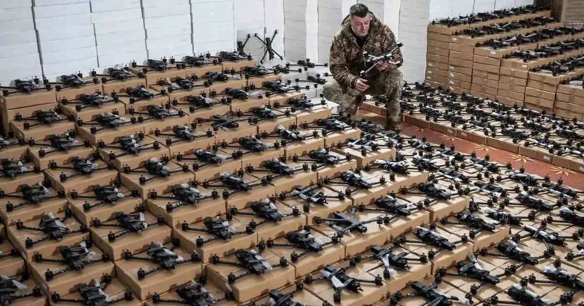 Ucrania se le creció a Rusia y no la ha derrotado 2 Soldado ucraniano inspecciona cientos de drones militares listos para combate, reflejando cómo Ucrania se le creció a Rusia con tecnología y guerra de desgaste.