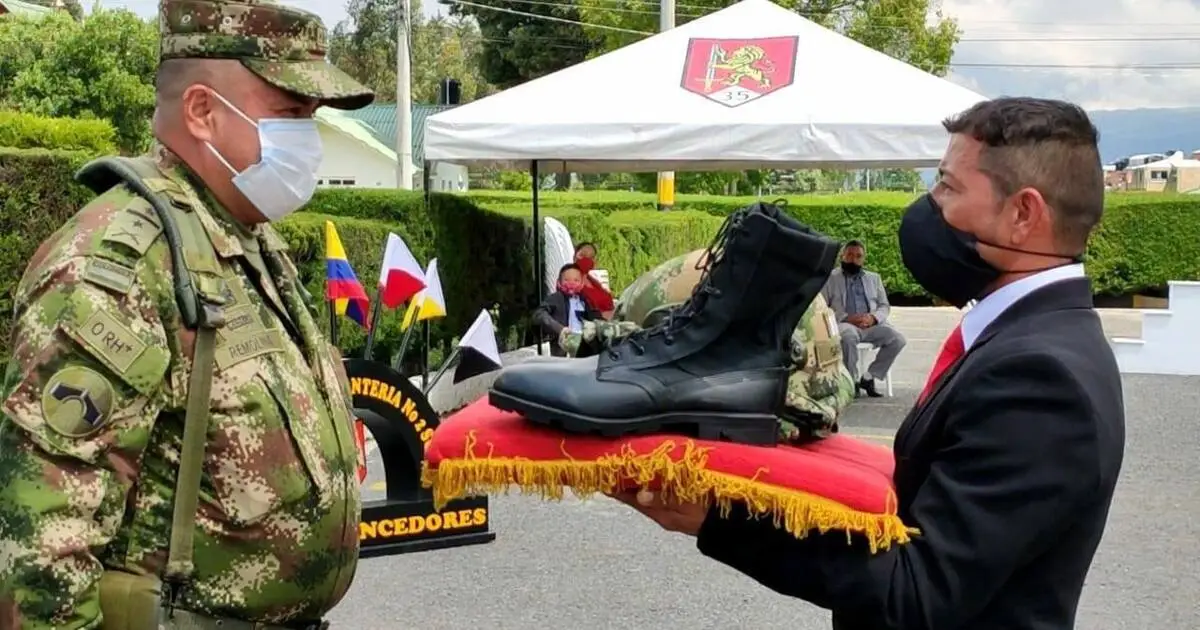 Reservas en Colombia: grados, egos y salarios, lo que une y lo que separa 2 Reservas en Colombia rinden homenaje simbólico al servicio militar durante ceremonia con botas y casco del Ejército Nacional