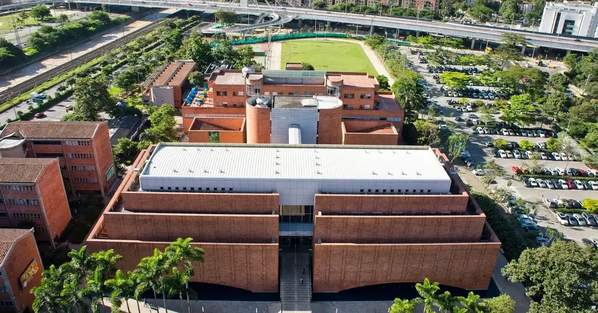 Claudia Restrepo y la erosión del eje fundacional de EAFIT 2 Vista aérea del campus principal de EAFIT en Medellín, arquitectura moderna de ladrillo y entorno urbano